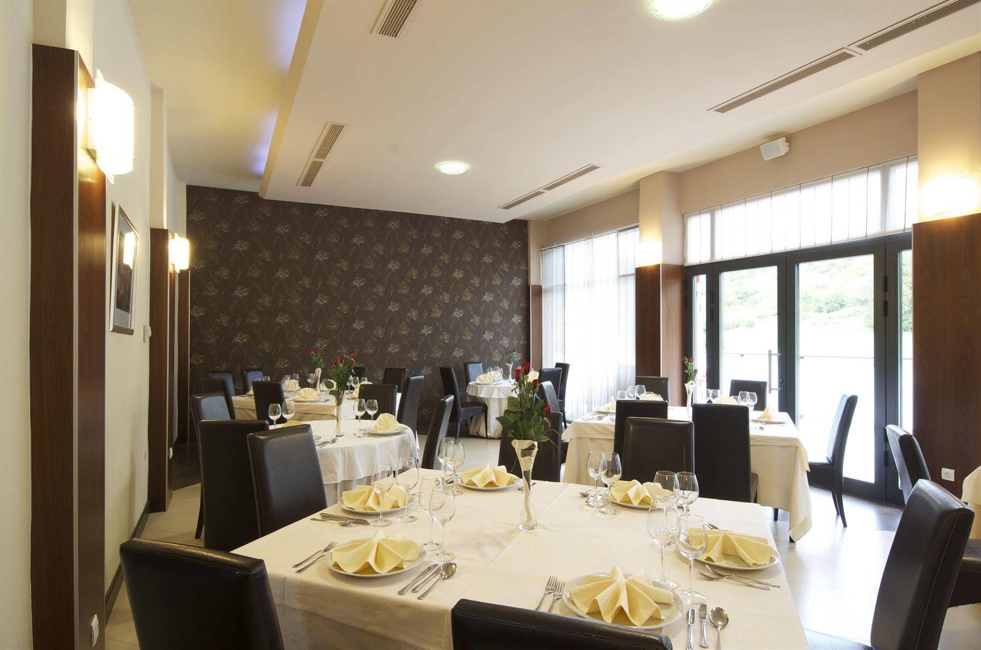 Hotel Fontana Buzet Extérieur photo