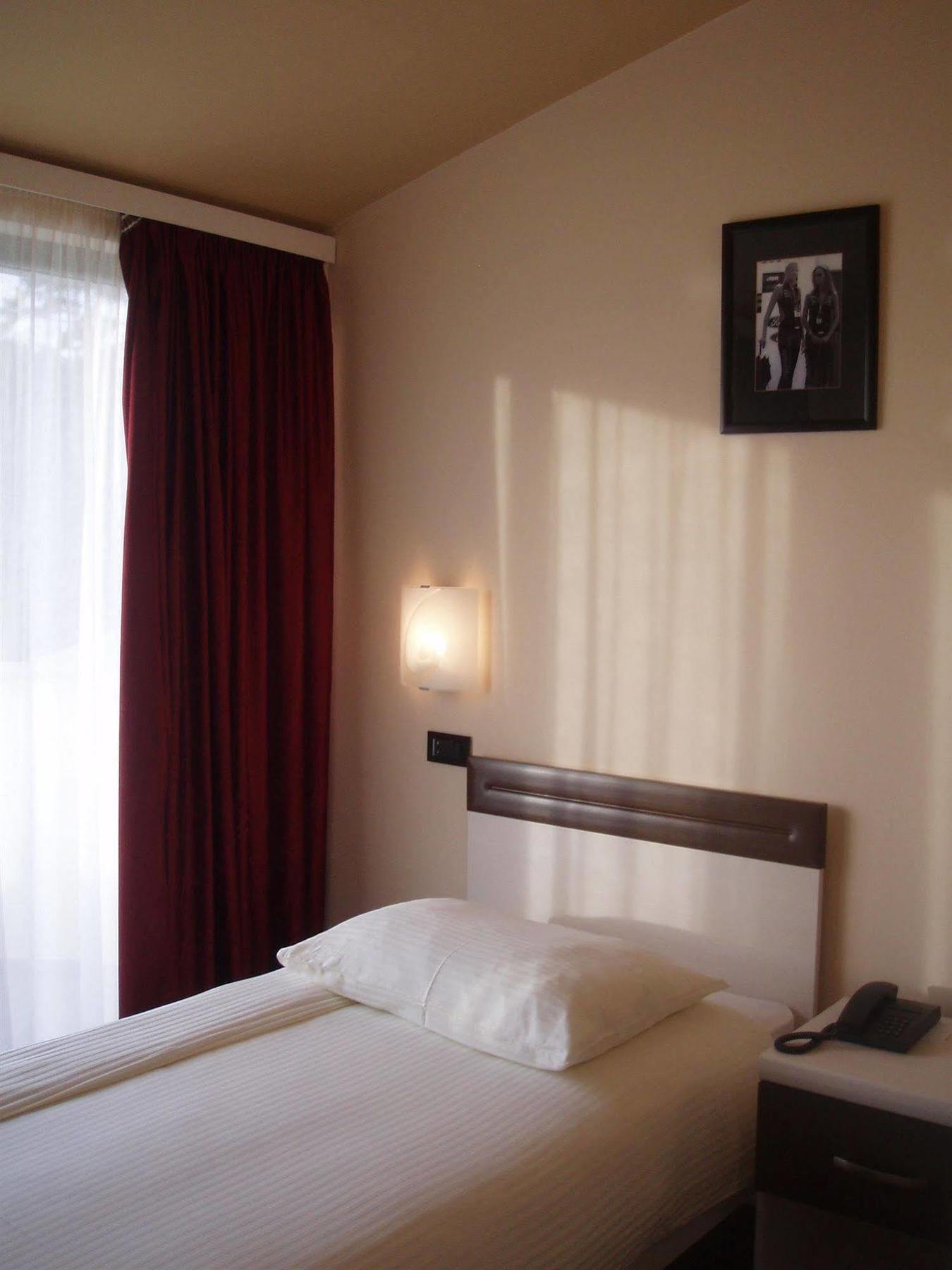 Hotel Fontana Buzet Extérieur photo
